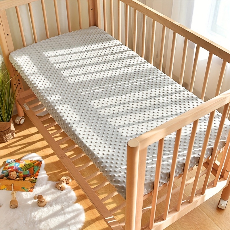 Кариран, мек и перащ се в пералня едноцветен кадифен чаршаф за детско креватче с бобови нотки, подходящ за стандартни бебешки легла
