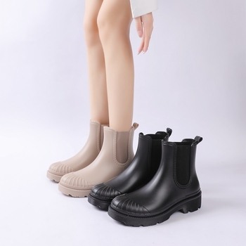 Tarptautiniai madingi moteriški lietaus bateliai „Chelsea“ korėjietiško stiliaus storapadžiai guminiai batai, pagaminti iš aplinkai nekenksmingos medžiagos, universalūs, vandeniui atsparūs darbo batai moterims.