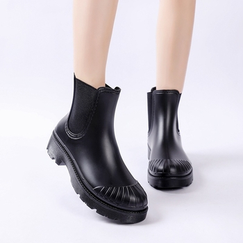 Tarptautiniai madingi moteriški lietaus bateliai „Chelsea“ korėjietiško stiliaus storapadžiai guminiai batai, pagaminti iš aplinkai nekenksmingos medžiagos, universalūs, vandeniui atsparūs darbo batai moterims.