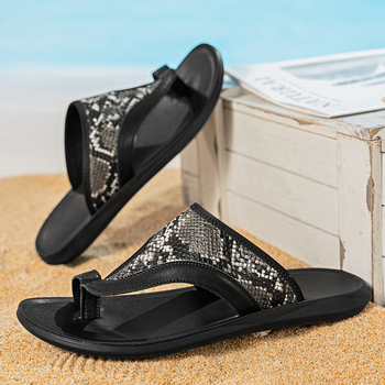 Cross-Border férfi szandálok, 2025 nyár, új, puha talpú strandcipők, csúszásgátló, nagy méretű, valódi bőr papucsok