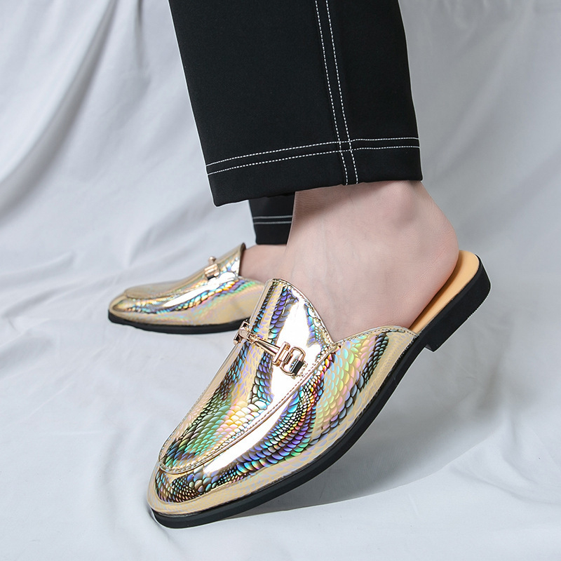 Nyári új, zárt orrú férfi szandál külkereskedelemhez, határokon átnyúló félcipő, nagy 46-os méret, divatos férfi bőr papucs, fényes éjszakai klub hétköznapi viselet