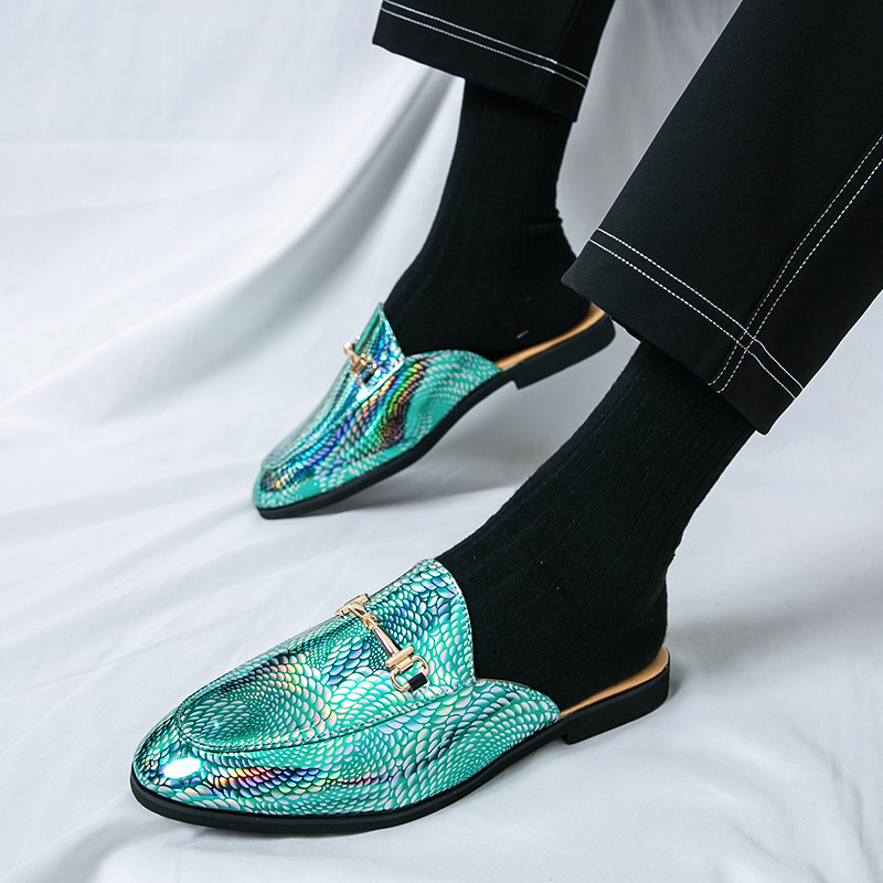 Nyári új, zárt orrú férfi szandál külkereskedelemhez, határokon átnyúló félcipő, nagy 46-os méret, divatos férfi bőr papucs, fényes éjszakai klub hétköznapi viselet