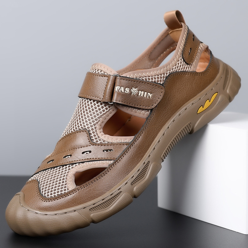 Üreges férfi szandálok 2025 nyári új vietnami római alkalmi strandlyuk lélegző bőr cipő 3102