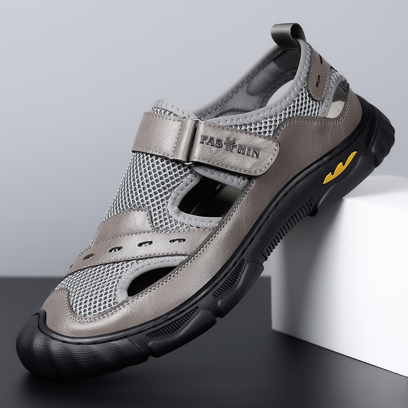 Üreges férfi szandálok 2025 nyári új vietnami római alkalmi strandlyuk lélegző bőr cipő 3102