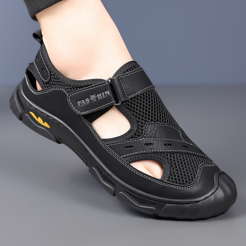 Üreges férfi szandálok 2025 nyári új vietnami római alkalmi strandlyuk lélegző bőr cipő 3102