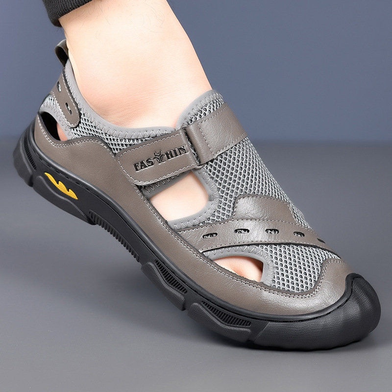 Üreges férfi szandálok 2025 nyári új vietnami római alkalmi strandlyuk lélegző bőr cipő 3102