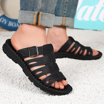 Határokon átnyúló kereskedelemből származó nagyméretű szandálok, új nyári csúszásgátló férfi papucsok, üreges, hétköznapi papucsok kényelmes érzettel kültéri viseletre