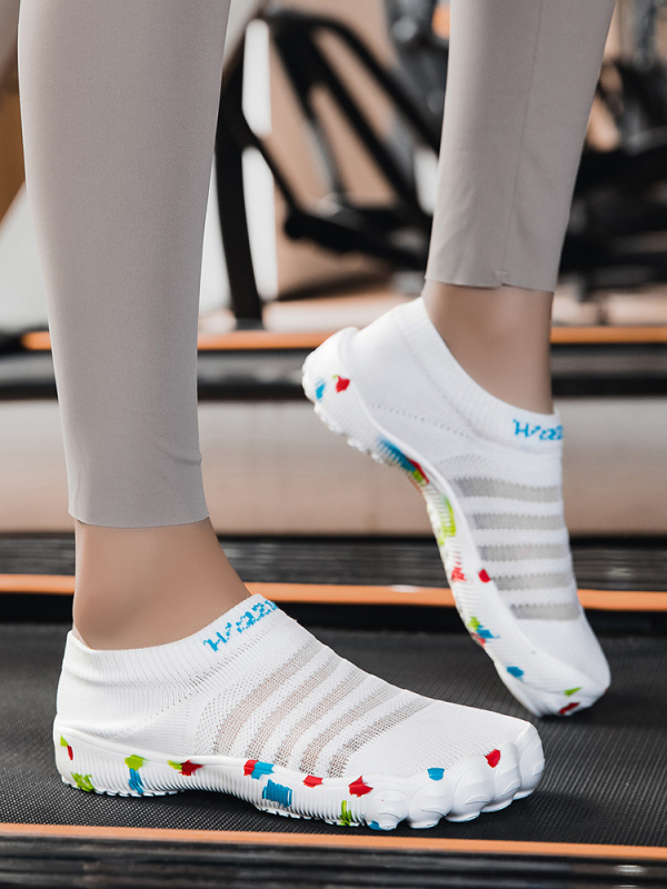 Siseruumidesse mõeldud spetsiaalsed treeningjalatsid meestele ja naistele, jooksulindijalatsid, pehme tallaga kükijoogajalatsid, libisemiskindlad treeningjalatsid, hüppejalatsid