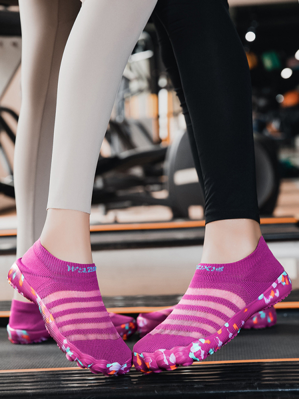 Siseruumidesse mõeldud spetsiaalsed treeningjalatsid meestele ja naistele, jooksulindijalatsid, pehme tallaga kükijoogajalatsid, libisemiskindlad treeningjalatsid, hüppejalatsid