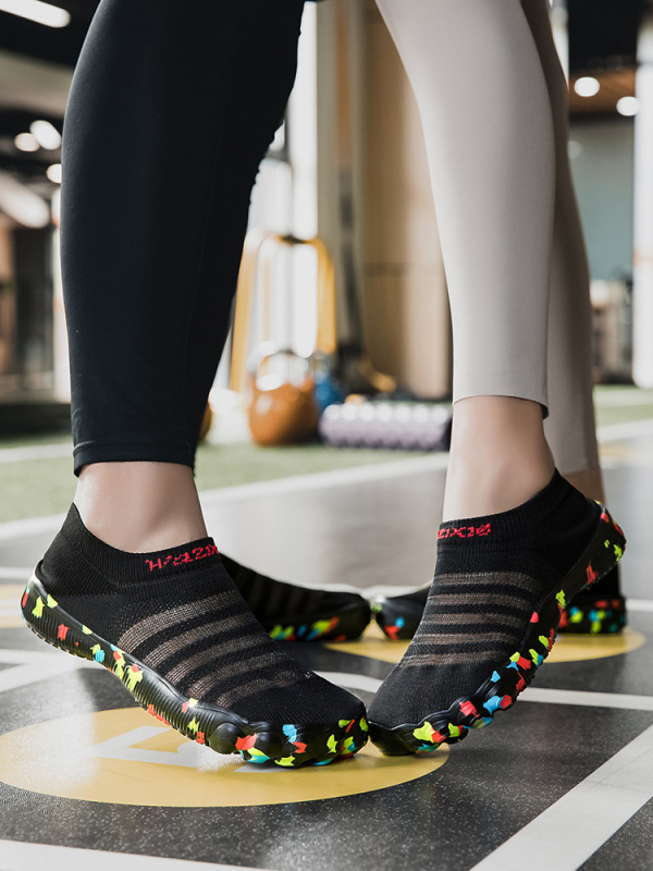 Siseruumidesse mõeldud spetsiaalsed treeningjalatsid meestele ja naistele, jooksulindijalatsid, pehme tallaga kükijoogajalatsid, libisemiskindlad treeningjalatsid, hüppejalatsid