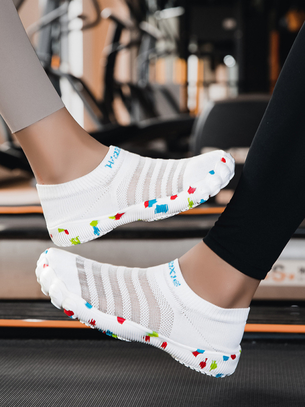 Siseruumidesse mõeldud spetsiaalsed treeningjalatsid meestele ja naistele, jooksulindijalatsid, pehme tallaga kükijoogajalatsid, libisemiskindlad treeningjalatsid, hüppejalatsid