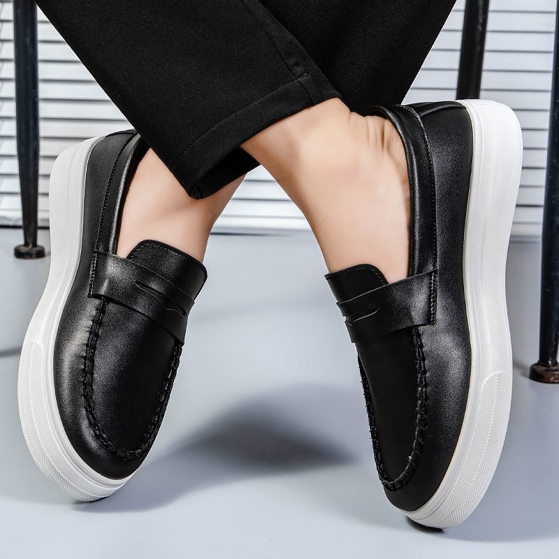 2025. gada pavasara jauni elpojoši apavi ar cepurēm, vīriešu apavi, britu stila mokasīni, modes ikdienas ādas apavi, jauniešu moderni apavi