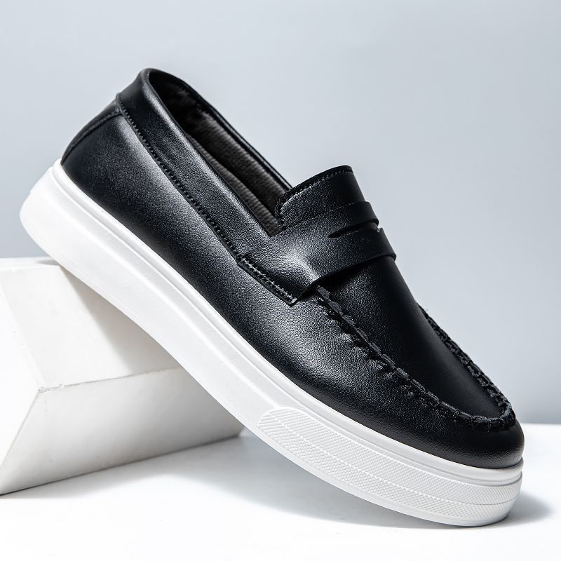 2025. gada pavasara jauni elpojoši apavi ar cepurēm, vīriešu apavi, britu stila mokasīni, modes ikdienas ādas apavi, jauniešu moderni apavi