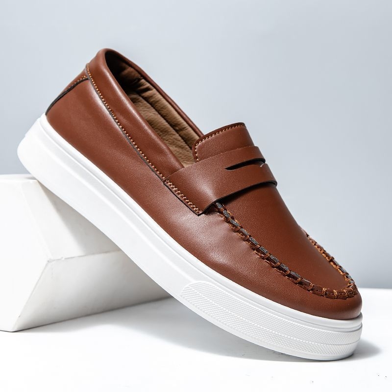 2025. gada pavasara jauni elpojoši apavi ar cepurēm, vīriešu apavi, britu stila mokasīni, modes ikdienas ādas apavi, jauniešu moderni apavi