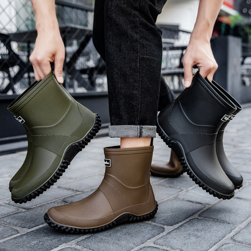 Vihmasaapad meestele ja naistele, lühikese toruga libisemiskindlad kulumiskindlad veekingad paaridele, õues kasutamiseks mõeldud veekindlad kummist kingad suletud pendelrännakuteks, veesaapad kohaletoimetamiseks