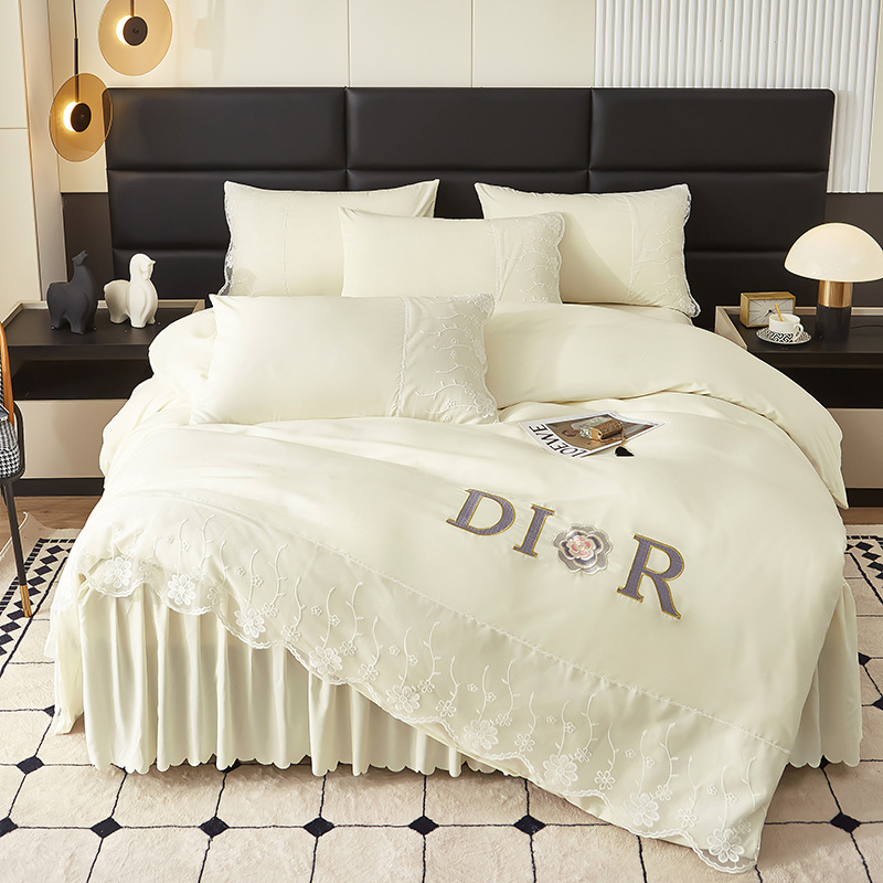 Europietiško stiliaus nėriniais siuvinėtas keturių dalių lovos sijonas, raudonas vienspalvis šlifavimo antklodės užvalkalas, vestuvinė patalynė, keturių dalių komplektas