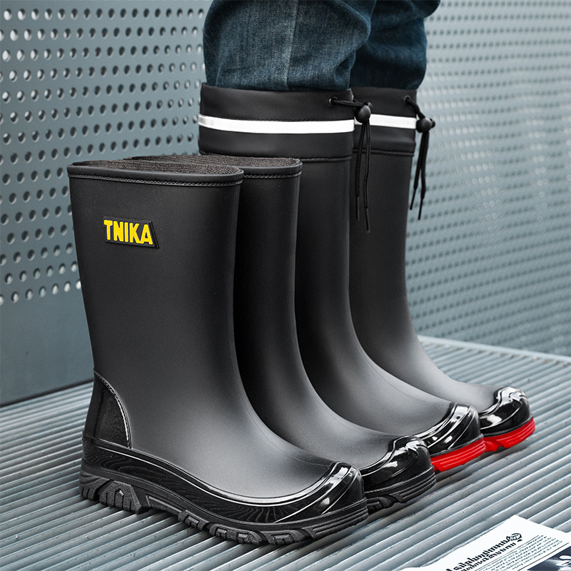 Väliskaubanduse Briti moe meeste keskmise suurusega vihmasaapad, ööpeegeldavad integreeritud pingutusnööriga veekindlad kingad, libisemiskindlad meeste vihmasaapad, kalastuskingad