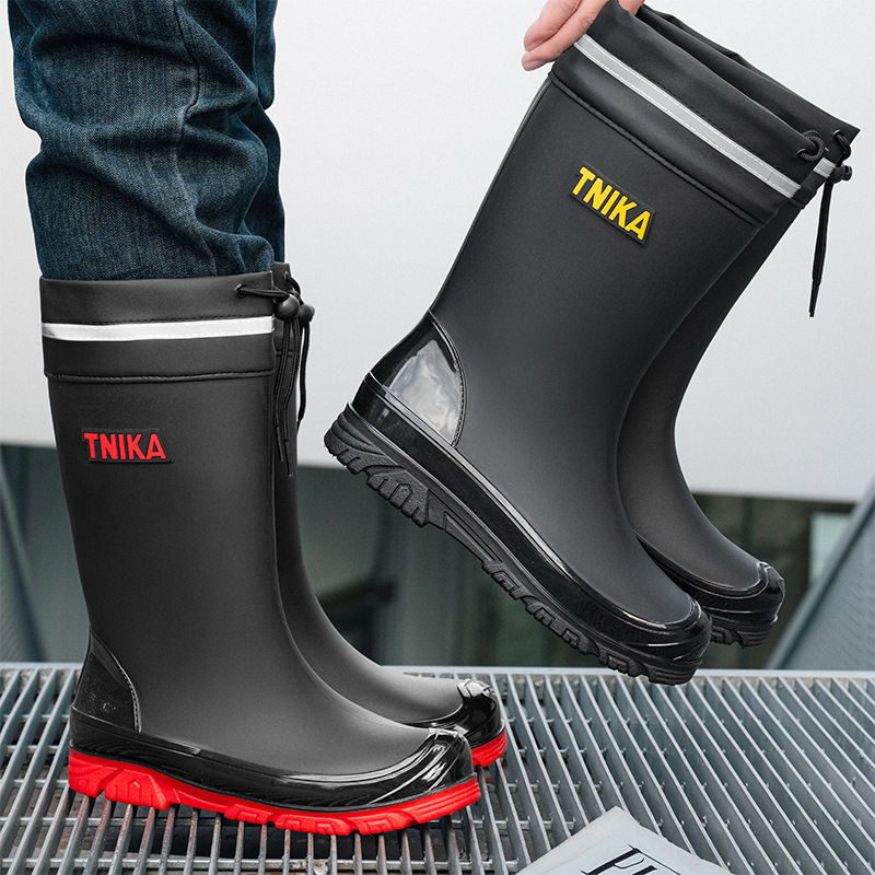 Väliskaubanduse Briti moe meeste keskmise suurusega vihmasaapad, ööpeegeldavad integreeritud pingutusnööriga veekindlad kingad, libisemiskindlad meeste vihmasaapad, kalastuskingad