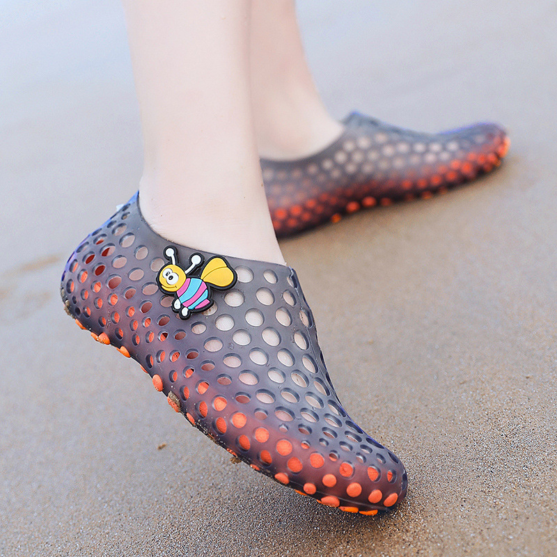 Vanematele ja lastele mõeldud meeste ja naiste rannajalatsid, suvised libisemiskindlad pehme tallaga kahlamisjalatsid, väikeste, keskmiste ja suurte laste sandaalid, linnupesa puukingad