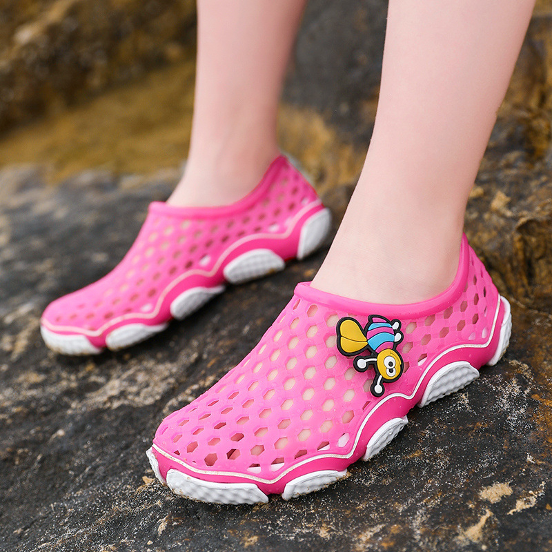 Vanematele ja lastele mõeldud meeste ja naiste rannajalatsid, suvised libisemiskindlad pehme tallaga kahlamisjalatsid, väikeste, keskmiste ja suurte laste sandaalid, linnupesa puukingad