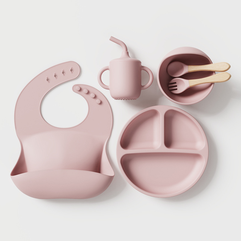 Piiriülene kuummüügis olev laste lauanõud, silikoonist dielektriline taldrik, laste beebisöötmislauanõud, kahvel, lusikas, imemiskettaga kauss, riisitasku