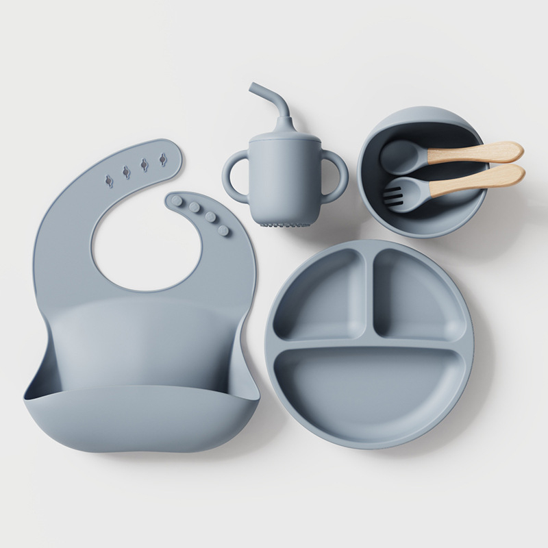 Piiriülene kuummüügis olev laste lauanõud, silikoonist dielektriline taldrik, laste beebisöötmislauanõud, kahvel, lusikas, imemiskettaga kauss, riisitasku