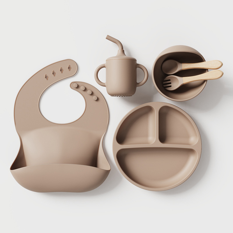 Piiriülene kuummüügis olev laste lauanõud, silikoonist dielektriline taldrik, laste beebisöötmislauanõud, kahvel, lusikas, imemiskettaga kauss, riisitasku