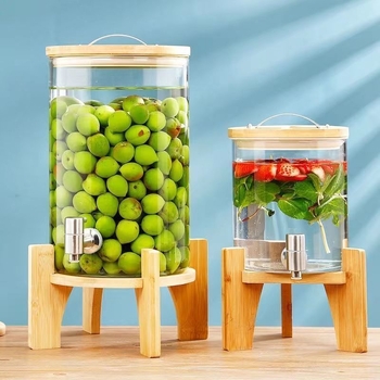 Internetikuulsuste puuviljatee klaas, tipptasemel koksivaat, iseteenindusega suletud joogipudel, õllevaat, altaripudel