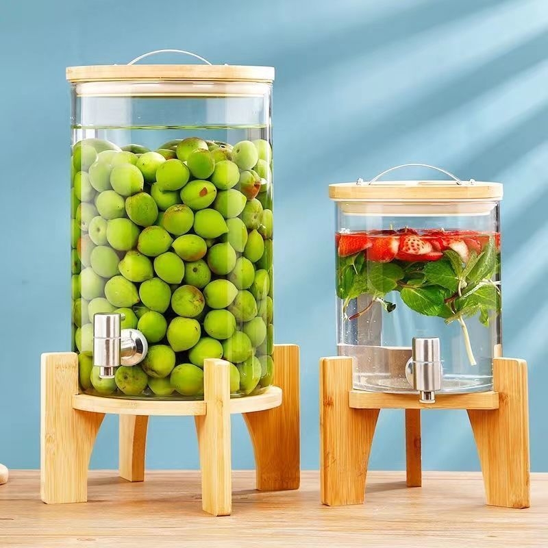 Internetikuulsuste puuviljatee klaas, tipptasemel koksivaat, iseteenindusega suletud joogipudel, õllevaat, altaripudel