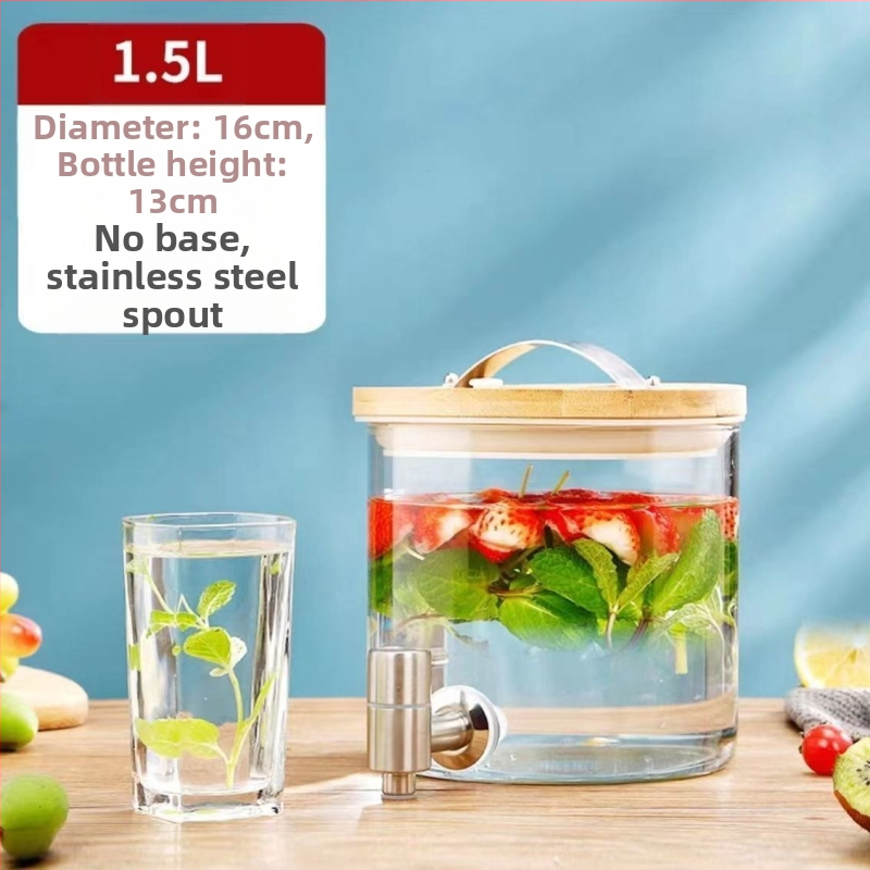 Internetikuulsuste puuviljatee klaas, tipptasemel koksivaat, iseteenindusega suletud joogipudel, õllevaat, altaripudel