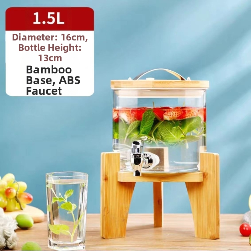 Internetikuulsuste puuviljatee klaas, tipptasemel koksivaat, iseteenindusega suletud joogipudel, õllevaat, altaripudel