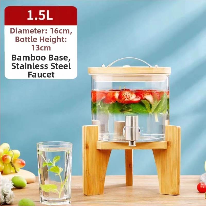 Internetikuulsuste puuviljatee klaas, tipptasemel koksivaat, iseteenindusega suletud joogipudel, õllevaat, altaripudel