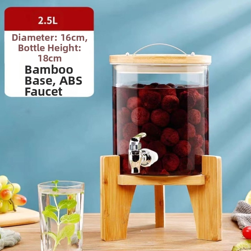 Internetikuulsuste puuviljatee klaas, tipptasemel koksivaat, iseteenindusega suletud joogipudel, õllevaat, altaripudel