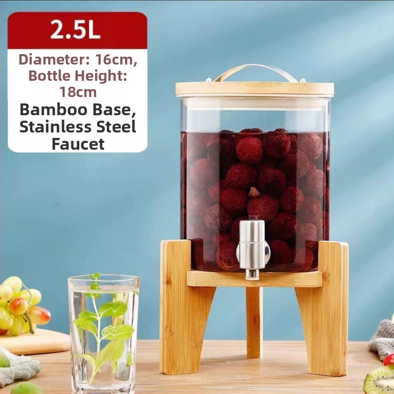 Internetikuulsuste puuviljatee klaas, tipptasemel koksivaat, iseteenindusega suletud joogipudel, õllevaat, altaripudel