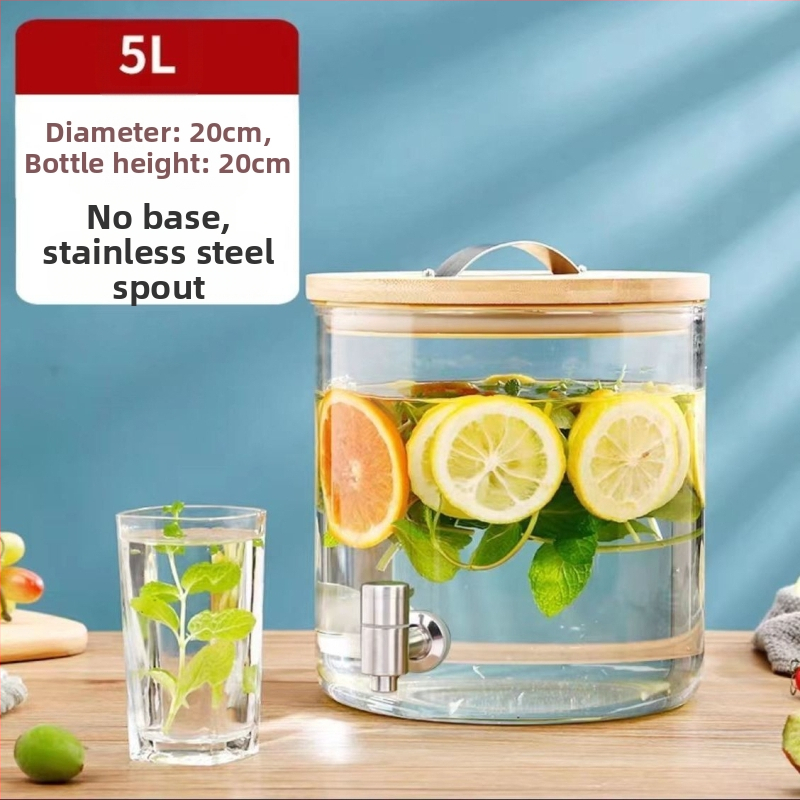 Internetikuulsuste puuviljatee klaas, tipptasemel koksivaat, iseteenindusega suletud joogipudel, õllevaat, altaripudel