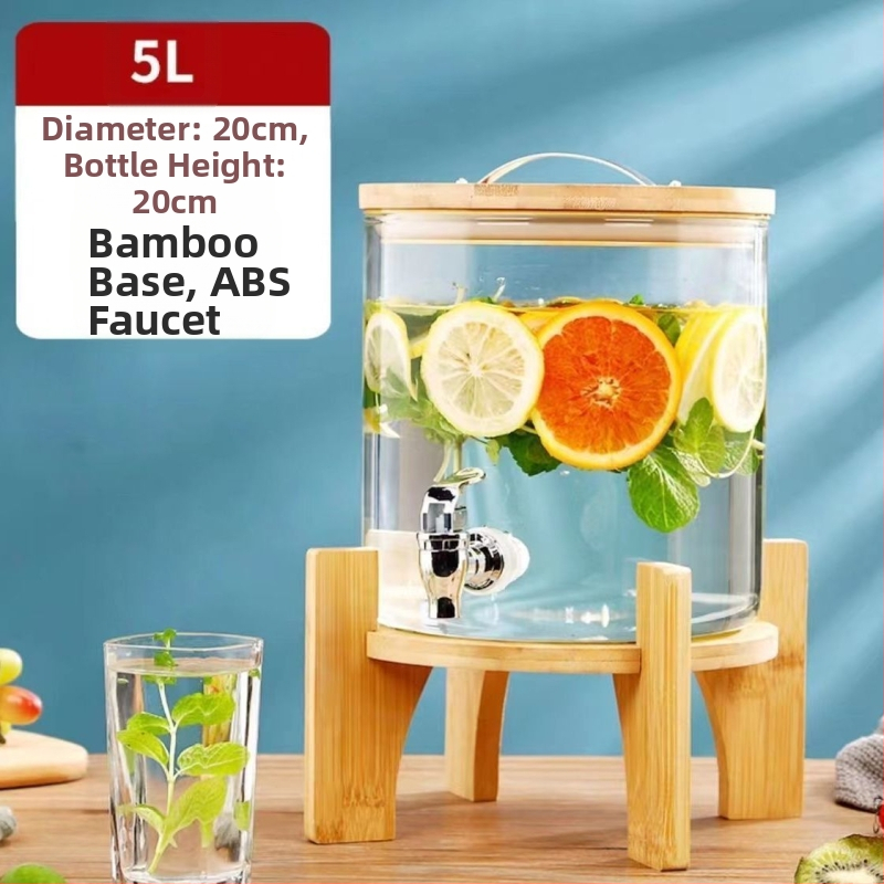 Internetikuulsuste puuviljatee klaas, tipptasemel koksivaat, iseteenindusega suletud joogipudel, õllevaat, altaripudel