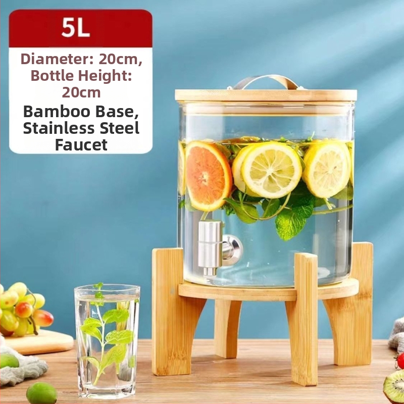 Internetikuulsuste puuviljatee klaas, tipptasemel koksivaat, iseteenindusega suletud joogipudel, õllevaat, altaripudel