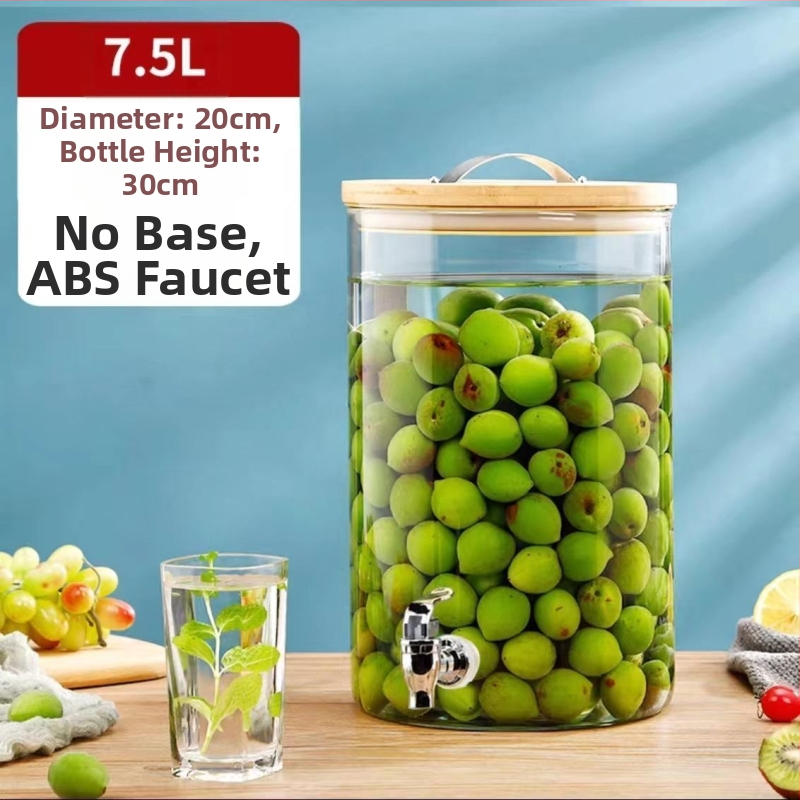 Internetikuulsuste puuviljatee klaas, tipptasemel koksivaat, iseteenindusega suletud joogipudel, õllevaat, altaripudel