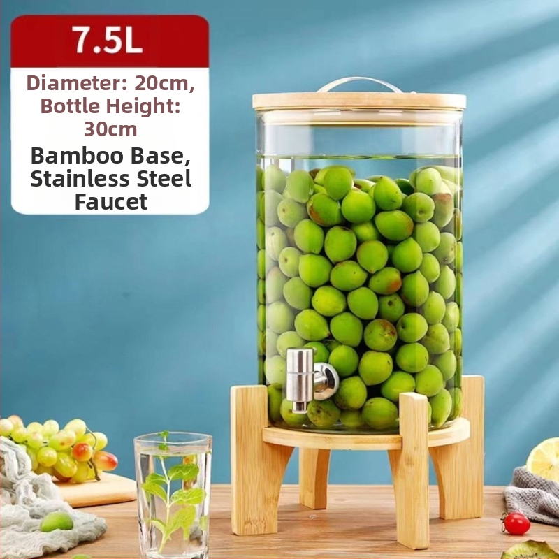 Internetikuulsuste puuviljatee klaas, tipptasemel koksivaat, iseteenindusega suletud joogipudel, õllevaat, altaripudel