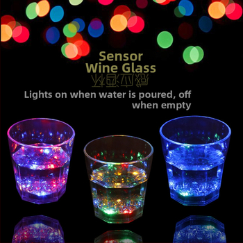 Šviesą skleidžiantis puodelis užpilkite vandenį ant ryškios indukcinės šalto šviesos vandens puodelis spalvingas šviesą skleidžiantis puodelis LED blykstė puodelio baras KTV vyno puodelis