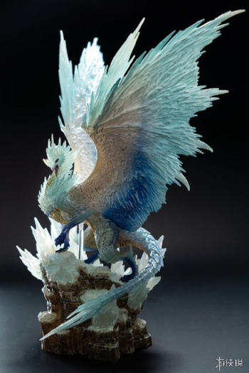 „Monster Hunter World Icefield Collection“ ledo mantros drakono rankų darbo dėžutės versija