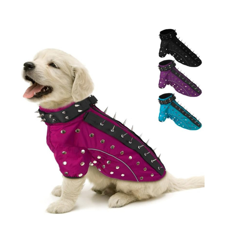 Uus lemmikloomade riiete ja helkurvestiga neetidega koerale mõeldud vest, millel on hammustusvastane kaitse ja soojad riided.