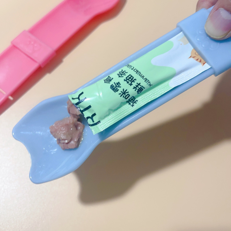 Piiriülene uus toode kassiribade söötja kassiribade lusikaga pigistaja määrdunud kätega lemmikloomade lihapüree suupiste kassitoidu söötmislusikas