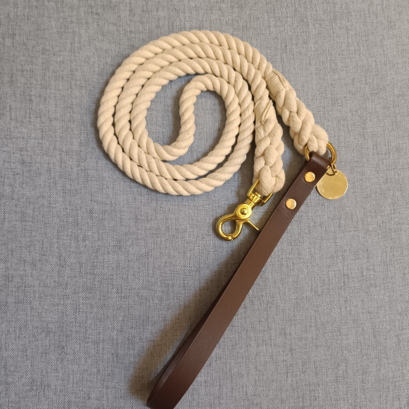 Piiriülene pikkus 150 cm laius 12 mm värviline valge puuvillane köis nahkkäepidemega lemmiklooma köis koerarihma saab kohandada