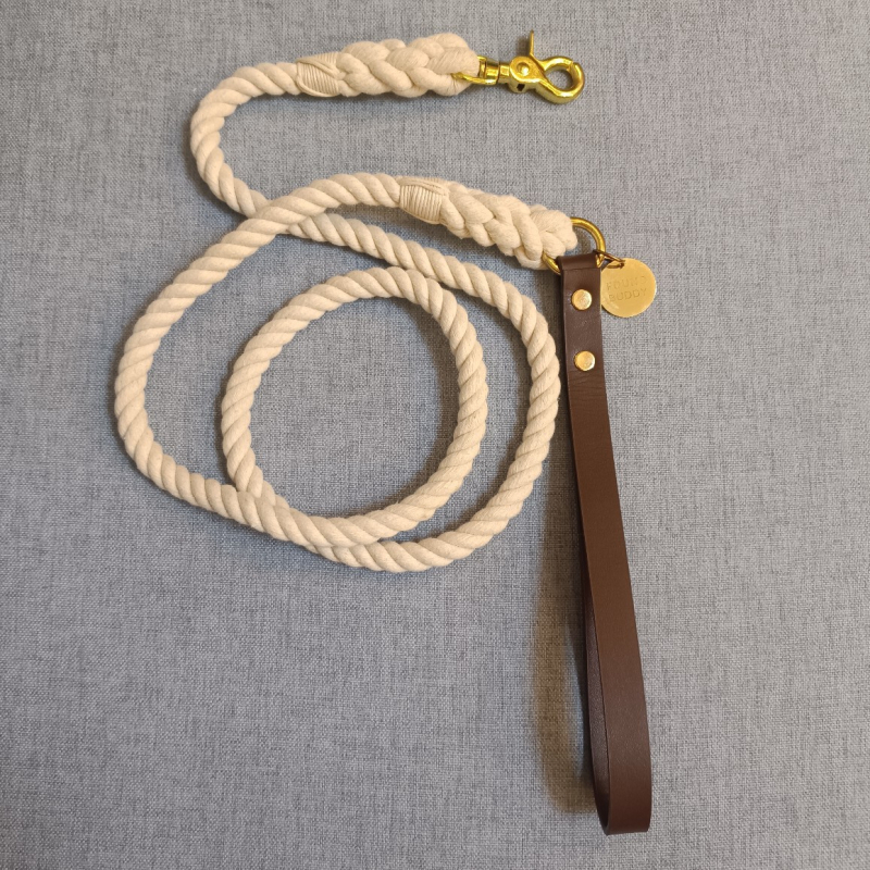 Piiriülene pikkus 150 cm laius 12 mm värviline valge puuvillane köis nahkkäepidemega lemmiklooma köis koerarihma saab kohandada