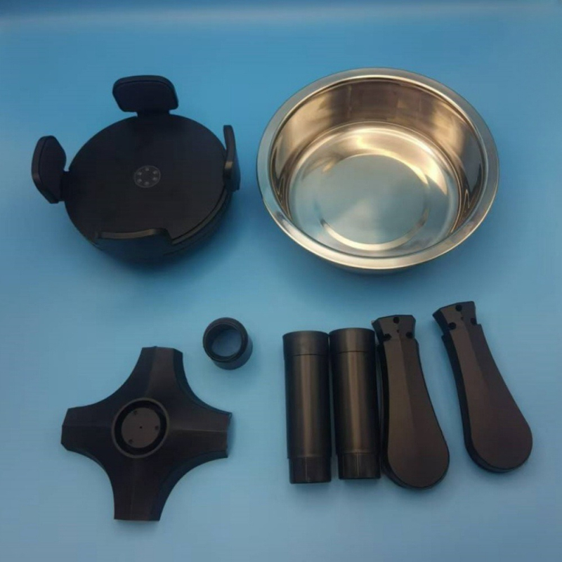 A határokon átnyúló, kutyatáptartó konzol felemelhető és leengedhető, így beállítható az ütésálló dőlésszög, egyszínű rozsdamentes acél tállal