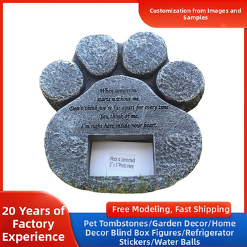 Koeramonumendi pildiraam, käpajälg, kaastunne, hauakivi kuju, koera lemmiklooma mälestusmärk, õues asuv muruplats, sisehoovi hauakivi