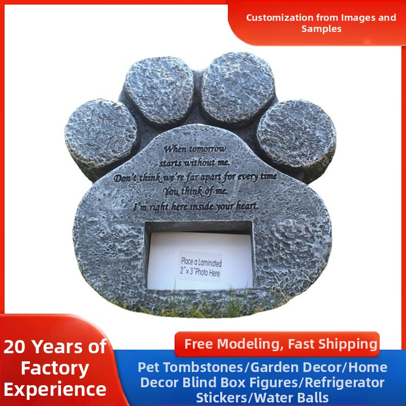 Koeramonumendi pildiraam, käpajälg, kaastunne, hauakivi kuju, koera lemmiklooma mälestusmärk, õues asuv muruplats, sisehoovi hauakivi