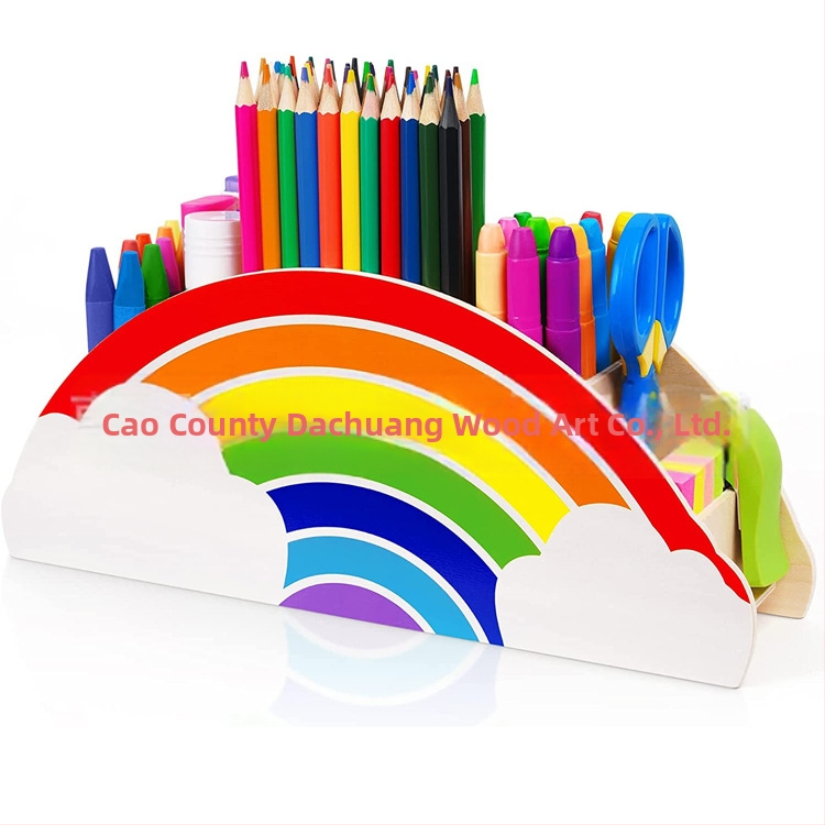 Pielāgots krāsains koka pildspalvu turētājs. Krāsu rakstus var pielāgot. Neregulāras formas pildspalvu turētājs. Kancelejas preču organizēšanai un glabāšanai paredzēta koka kaste.