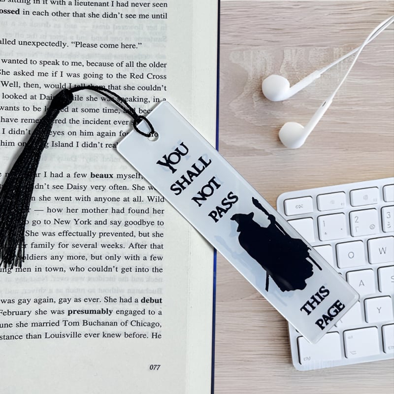 Semn de carte acrilic cu text „Nu trebuie să treci de această pagină”, imprimat față-verso, cu accesorii tip ciucuri